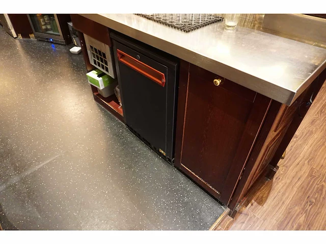 Klassieke horeca bar met messing voetsteun - afbeelding 11 van  12