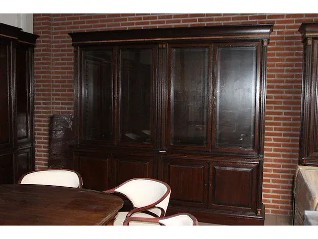Klassieke wandkast met vier deuren waarvan twee met facet geslepen glas. afmeting 250 x 52 x 232 cm. - afbeelding 1 van  3
