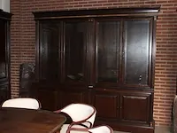 Klassieke wandkast met vier deuren waarvan twee met facet geslepen glas. afmeting 250 x 52 x 232 cm.