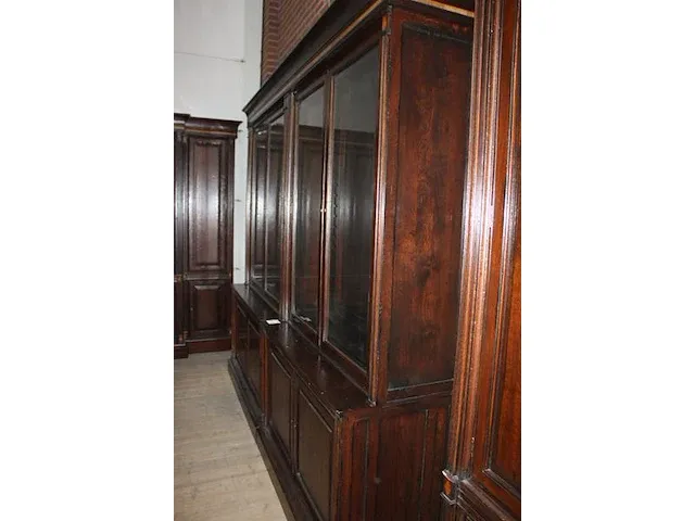 Klassieke wandkast met vier deuren waarvan twee met facet geslepen glas. afmeting 250 x 52 x 232 cm. - afbeelding 2 van  3