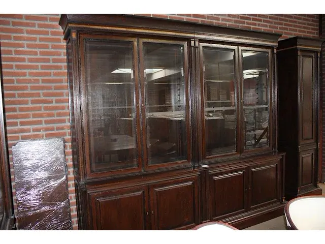 Klassieke wandkast met vier deuren waarvan twee met facet geslepen glas. afmeting 250 x 52 x 232 cm. - afbeelding 3 van  3