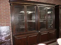 Klassieke wandkast met vier deuren waarvan twee met facet geslepen glas. afmeting 250 x 52 x 232 cm. - afbeelding 3 van  3