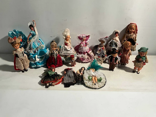 Klederdracht pop (17x) - afbeelding 1 van  5