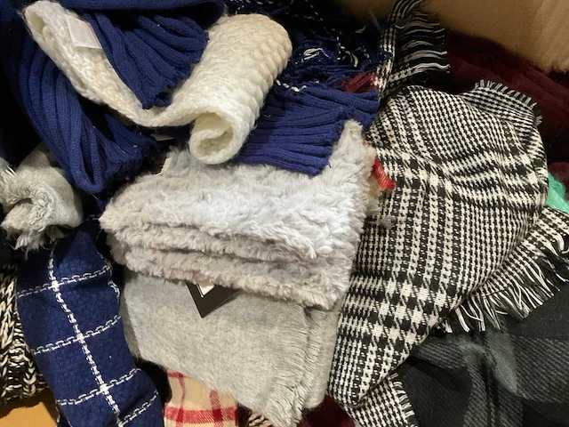 Kleding, schoenen & accessoires (1100x) - afbeelding 2 van  27