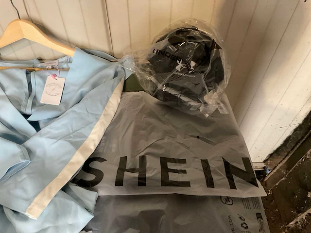 Kleding, schoenen & accessoires (1100x) - afbeelding 7 van  27