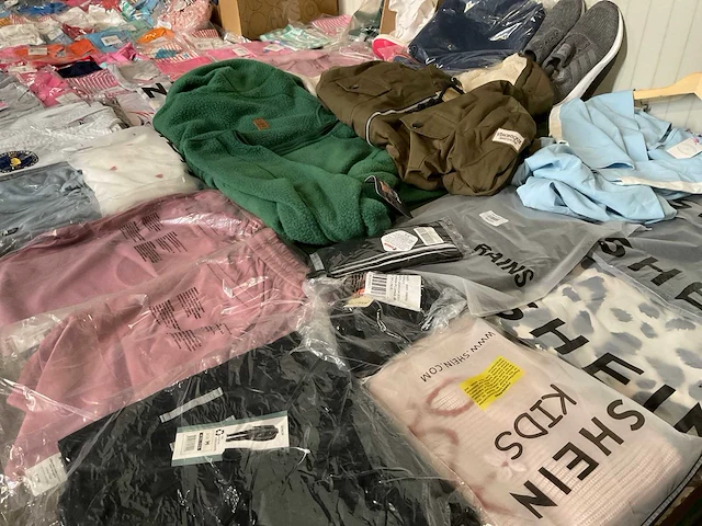 Kleding, schoenen & accessoires (1100x) - afbeelding 1 van  27