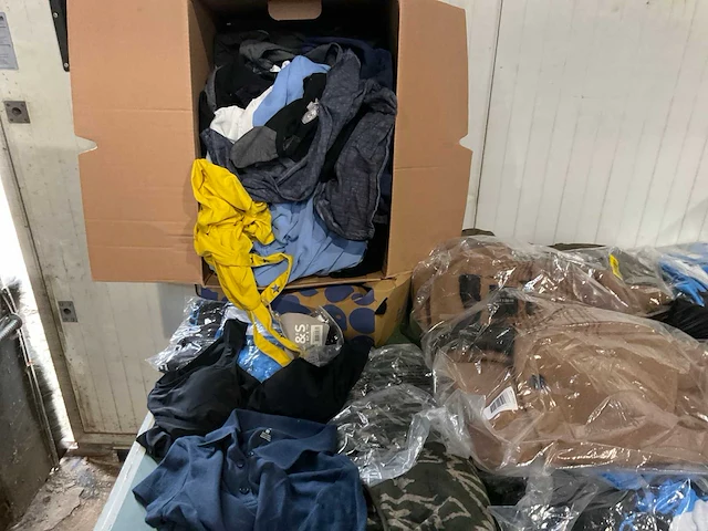 Kleding, schoenen, accessoires (1250x) - afbeelding 18 van  32