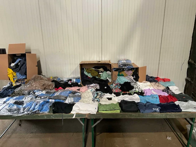 Kleding, schoenen, accessoires (1250x) - afbeelding 12 van  32