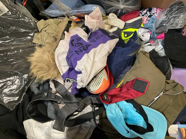 Kleding, schoenen, accessoires (1250x) - afbeelding 27 van  32