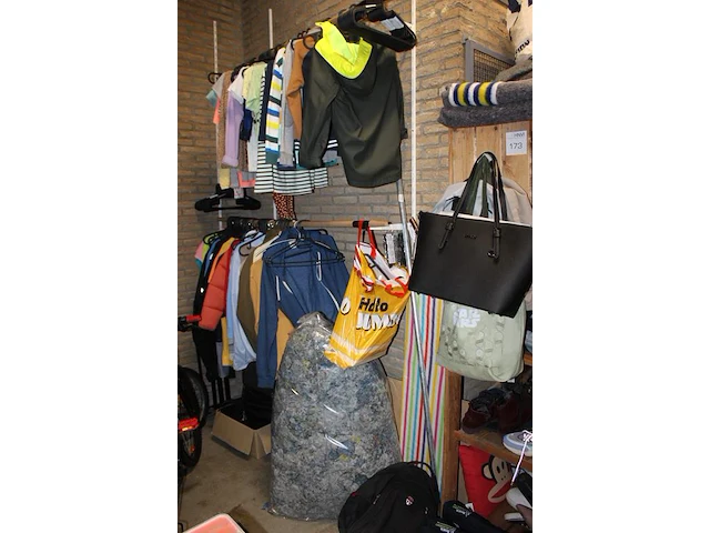 Kleding, tassen en schoenen in schappenkast en aan rek. - afbeelding 2 van  5