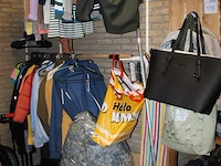 Kleding, tassen en schoenen in schappenkast en aan rek. - afbeelding 2 van  5
