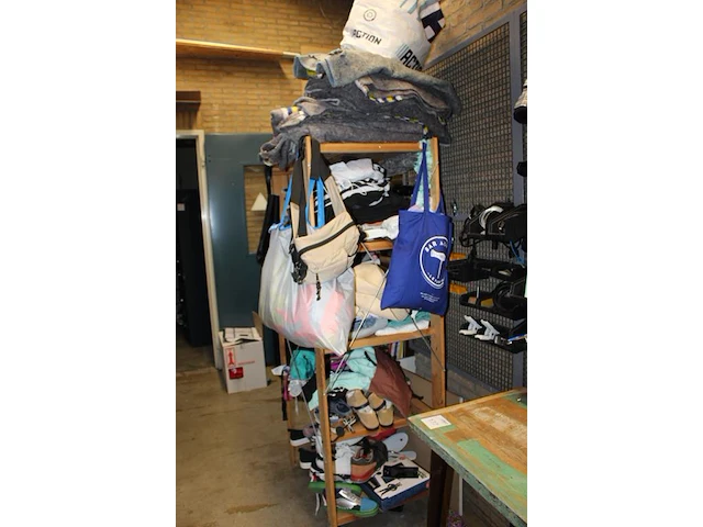 Kleding, tassen en schoenen in schappenkast en aan rek. - afbeelding 3 van  5