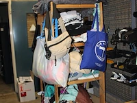 Kleding, tassen en schoenen in schappenkast en aan rek. - afbeelding 3 van  5