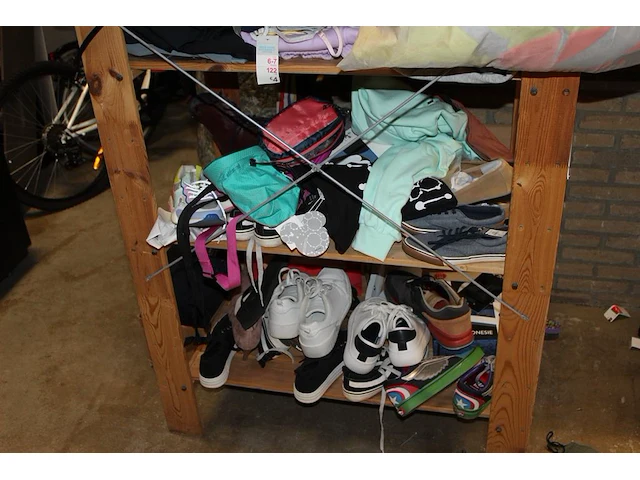 Kleding, tassen en schoenen in schappenkast en aan rek. - afbeelding 4 van  5