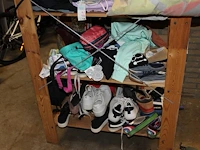 Kleding, tassen en schoenen in schappenkast en aan rek. - afbeelding 4 van  5