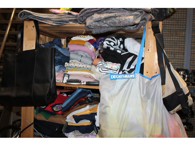 Kleding, tassen en schoenen in schappenkast en aan rek. - afbeelding 5 van  5