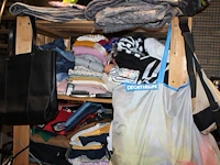 Kleding, tassen en schoenen in schappenkast en aan rek. - afbeelding 5 van  5