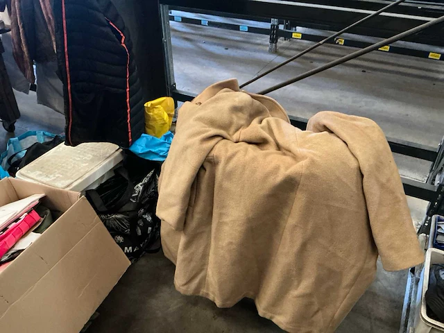 Kleding/consumentengoed - afbeelding 8 van  16