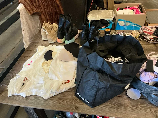 Kleding/consumentengoed - afbeelding 13 van  16