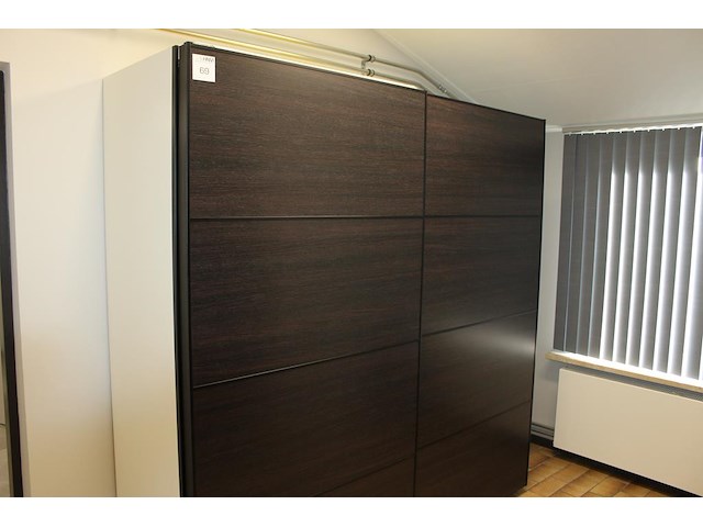 Kledingkast met twee schuifdeuren. afmeting 200 x 66 x 202 cm. - afbeelding 1 van  3