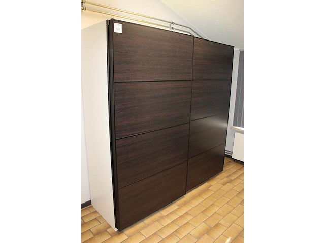 Kledingkast met twee schuifdeuren. afmeting 200 x 66 x 202 cm. - afbeelding 2 van  3