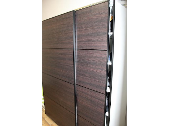 Kledingkast met twee schuifdeuren. afmeting 200 x 66 x 202 cm. - afbeelding 3 van  3