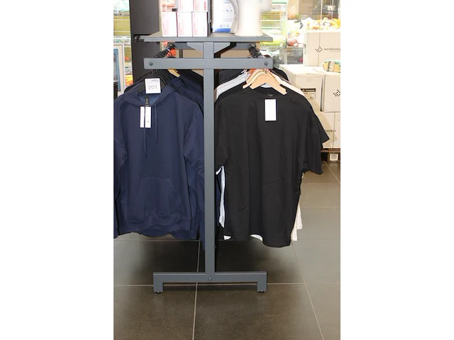 Kledingrek dubbelzijdig afm. 130 x 60 x 134cm. exclusief kleding - afbeelding 2 van  3