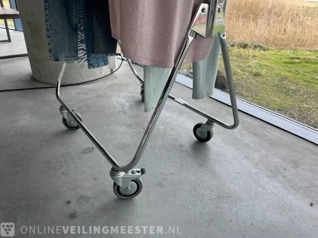 Kledingrek met 52 stuks kinderkleding - afbeelding 2 van  11