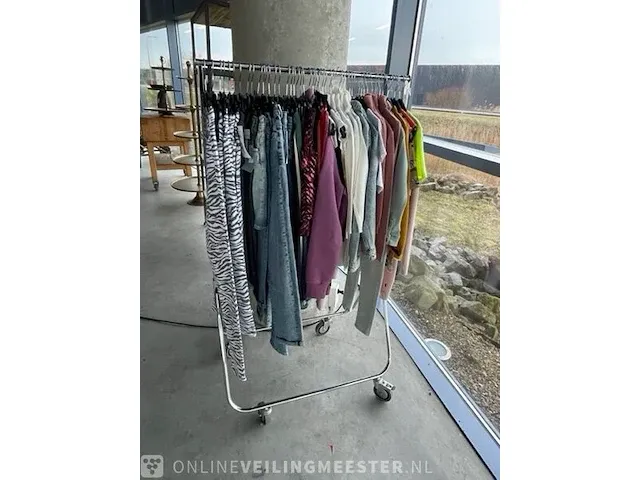 Kledingrek met 52 stuks kinderkleding - afbeelding 1 van  11