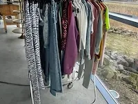 Kledingrek met 52 stuks kinderkleding - afbeelding 1 van  11