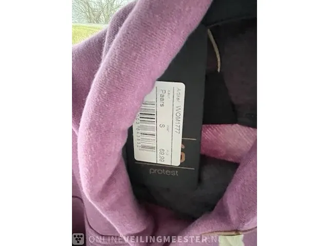 Kledingrek met 52 stuks kinderkleding - afbeelding 6 van  11