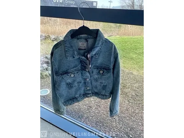 Kledingrek met 52 stuks kinderkleding - afbeelding 9 van  11
