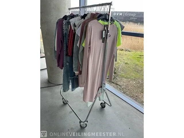 Kledingrek met 52 stuks kinderkleding - afbeelding 11 van  11