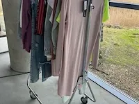 Kledingrek met 52 stuks kinderkleding - afbeelding 11 van  11