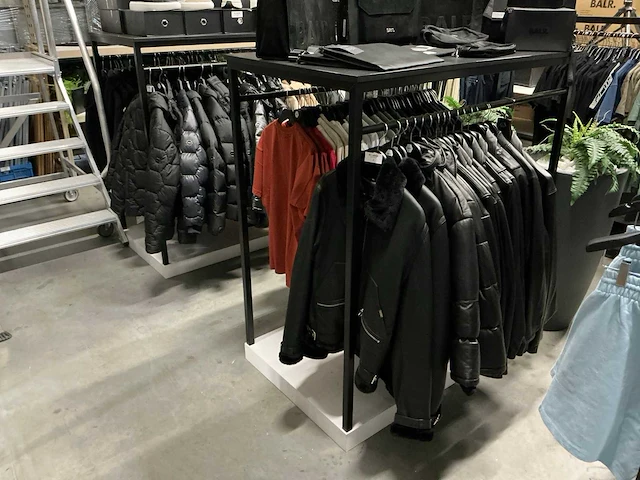 Kledingrekken (2x) - afbeelding 1 van  2