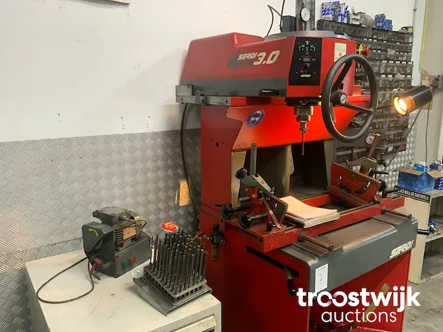 Klepzittingfreesmachine - afbeelding 12 van  17