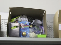 Kleurmarkers, speelgoed, stiften, kaarten en bruisbal in doos - afbeelding 1 van  2