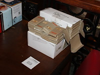 Kleurpotloden in drie deels aangebroken dozen. ruim 150 sets. - afbeelding 2 van  2