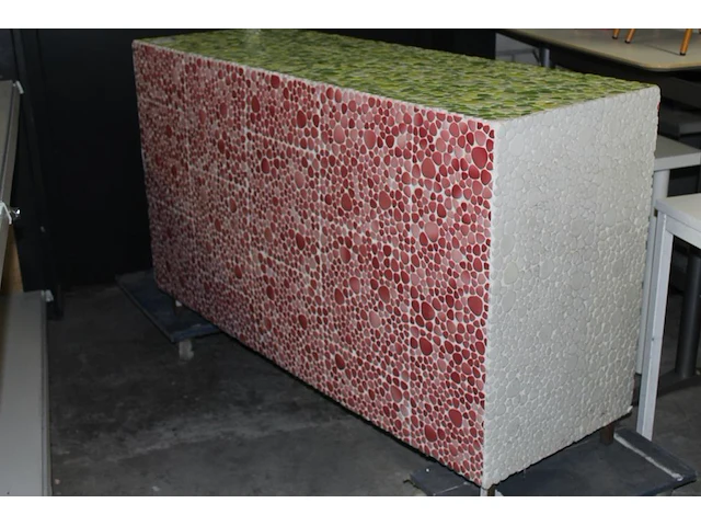Kleurrijke bar. breedte 150 cm, hoogte 91 cm, diepte 52 cm. margeproduct - afbeelding 1 van  2