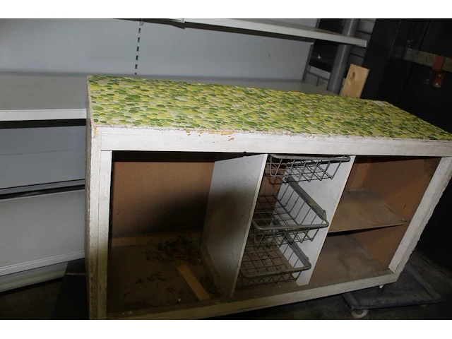 Kleurrijke bar. breedte 150 cm, hoogte 91 cm, diepte 52 cm. margeproduct - afbeelding 2 van  2