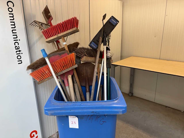 Kliko met inhoud (bezems en tuingereedschap) - afbeelding 1 van  5