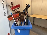 Kliko met inhoud (bezems en tuingereedschap) - afbeelding 1 van  5