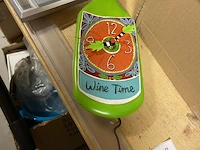 Klok wijnfles met slinger - afbeelding 4 van  9