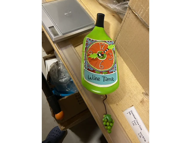 Klok wijnfles met slinger - afbeelding 8 van  9