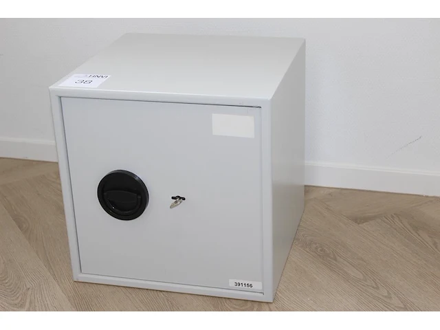 Kluis. afmeting 38 x 38 x 38. sleutel aanwezig - afbeelding 1 van  2