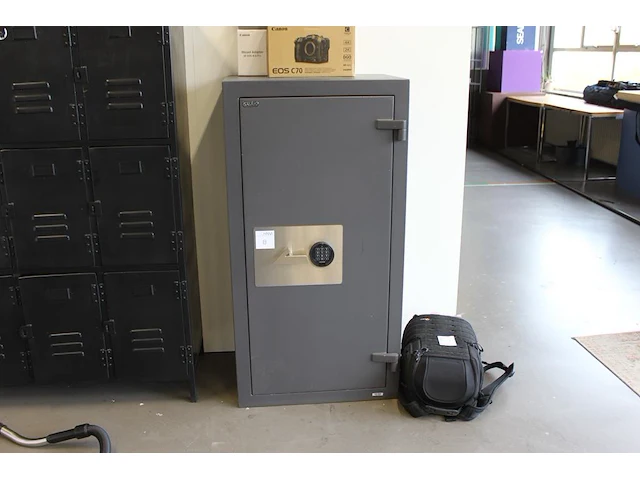 Kluis met cijferslot salvus milano 1368. bouwjaar 2016. afmeting 68 x 51 x 132 cm. let op 310 kg, staat op ... - afbeelding 1 van  5