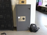 Kluis met cijferslot salvus milano 1368. bouwjaar 2016. afmeting 68 x 51 x 132 cm. let op 310 kg, staat op ...