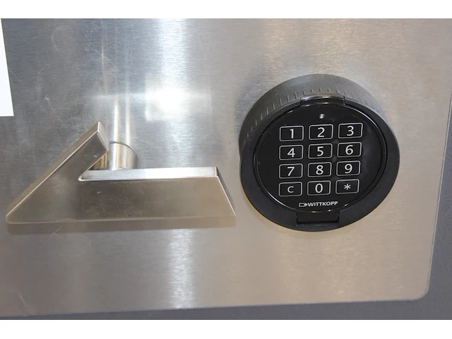 Kluis met cijferslot salvus milano 1368. bouwjaar 2016. afmeting 68 x 51 x 132 cm. let op 310 kg, staat op ... - afbeelding 3 van  5