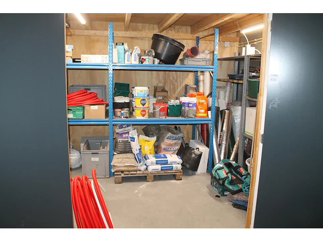 Klus- en bouwmaterialen in klushok w.o. stucadoorsgereedschappen, vd-draad, zandcementmortel, bevestigingsm... - afbeelding 1 van  9