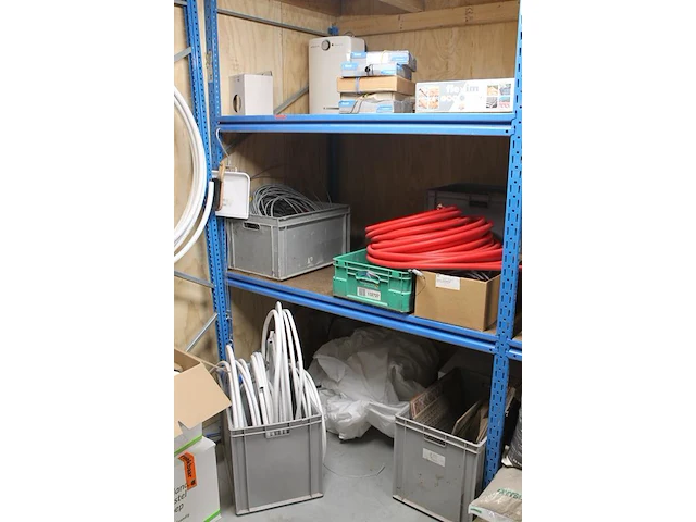 Klus- en bouwmaterialen in klushok w.o. stucadoorsgereedschappen, vd-draad, zandcementmortel, bevestigingsm... - afbeelding 2 van  9